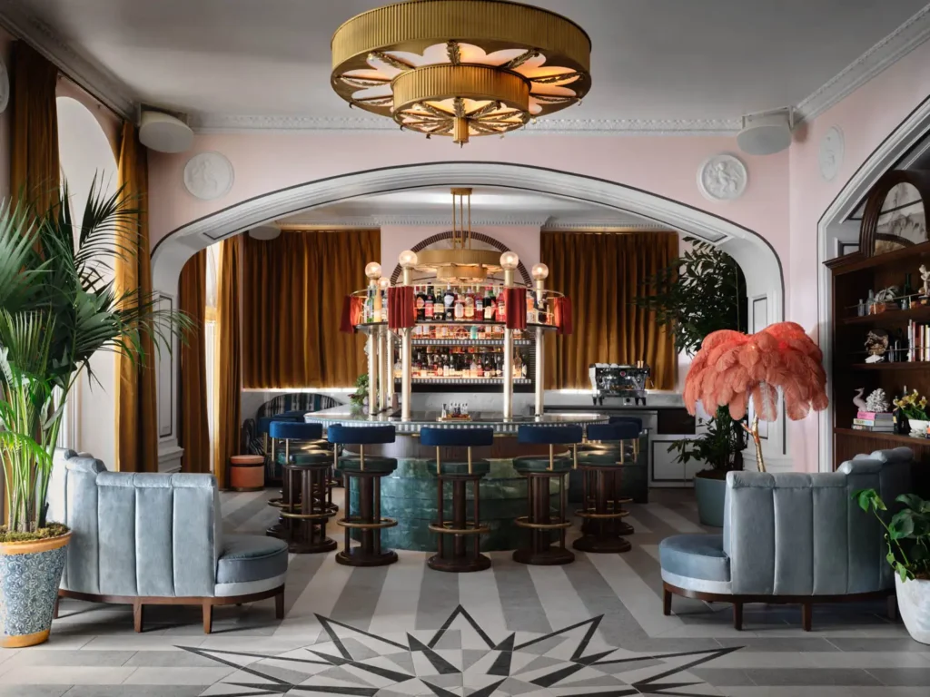 16 Restaurant Interior Design Themes to Inspire Your Creative Genius 14 French Bistro Glamour Restaurant Interior Design Themes-SURENSPACE