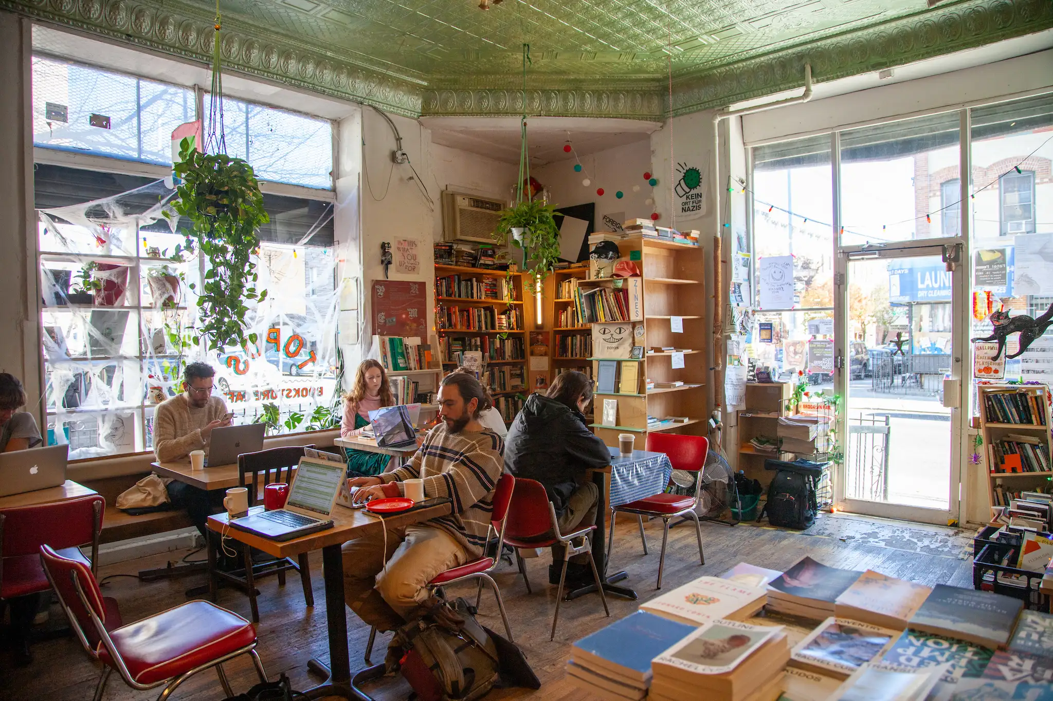 Shared Bookshelf-Enhancing Café Spaces with Collaborative Reading-SURENSPACE